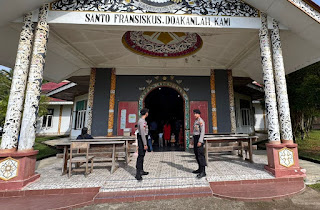 Polsek Entikong Lakukan Pengamanan Ibadah Minggu di Gereja St. Fransiskus Asisi