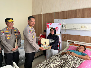 Anjangsana Hari Bhayangkara ke-79, Polda Kalbar Berikan Dukungan dan Tali Asih kepada Anggota Polri dan Keluarga yang Sedang Dirawat