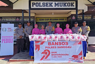Polsek Mukok Salurkan Bantuan Sosial Bagi Warga Kurang Mampu dan Warakawuri dalam Rangka Hari Bhayangkara ke-79