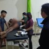Penganiayaan di Kembayan: Seorang Pria Bersenjata Parang Lukai Korban di Depan Rumah