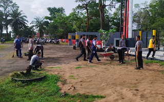 Polres Sanggau Gelar Aksi Bersih di TMP Patriot Bangsa Sambut Hari Bhayangkara ke-79