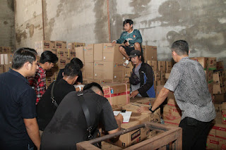 Ditreskrimsus Polda Kalbar Lakukan Olah TKP di Gudang Oli Diduga Palsu di Kubu Raya