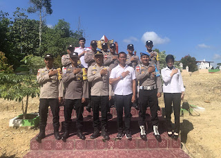 Ziarah dan Tabur Bunga di TMP Sekayam: Wujud Penghormatan Polsek Sekayam dalam Memperingati Hari Bhayangkara ke-79