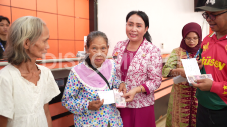 Wakil Bupati Sanggau Serahkan Bantuan Sosial Bagi Lansia dan Disabilitas Terlantar