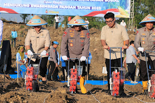 Kapolri Tegaskan Komitmen Polri Dukung Ketahanan Pangan Lewat Penanaman Jagung Serentak di Grobogan