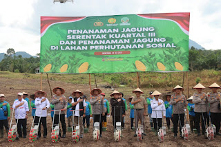 Dukung Ketahanan Pangan Nasional, Polda Kalbar Gelar Penanaman Jagung Serentak Kuartal III di Lahan Hutan Sosial