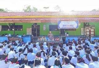 Polsek Sekayam Tanamkan Nilai Anti-Kekerasan dan Anti-Judi Online dalam MPLS SMA Negeri 02 Sekayam