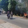 Motor Tiba-Tiba Terbakar di Depan Hotel Emerald, Personel Satlantas Sigap Lakukan Penanganan