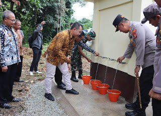 Wujudkan Kepedulian Nyata, Polres Sanggau Serahkan Alat Filtrasi Air Bersih untuk Warga Lingkungan Doku