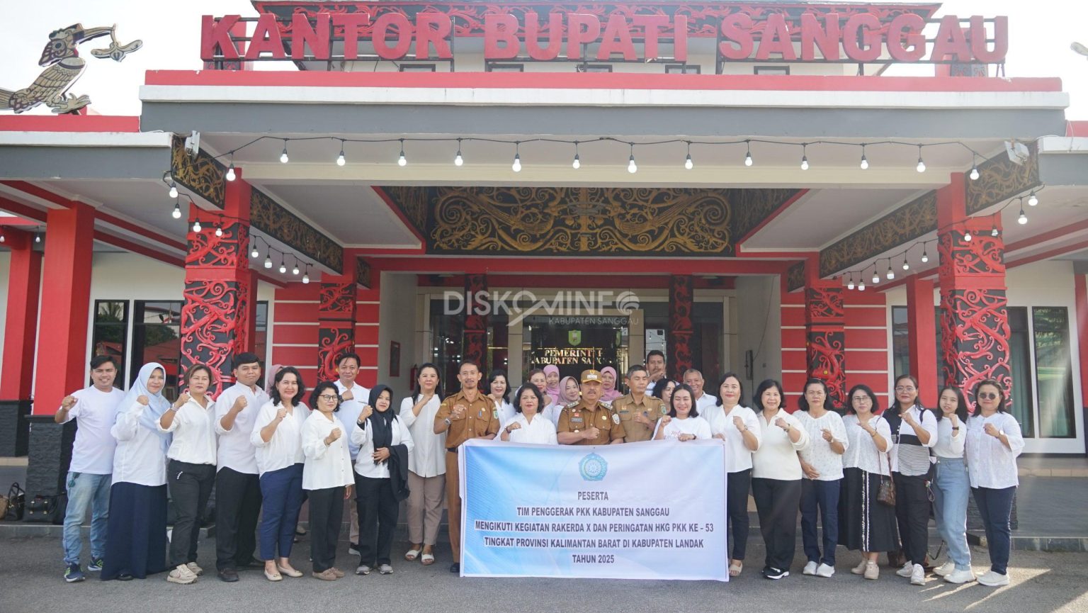 Bupati Sanggau Melepas Peserta TP PKK Kabupaten Sanggau Ikuti Rakerda X dan HKG PKK ke-53 Provinsi Kalbar di Kabupaten Landak