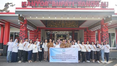 Bupati Sanggau Melepas Peserta TP PKK Kabupaten Sanggau Ikuti Rakerda X dan HKG PKK ke-53 Provinsi Kalbar di Kabupaten Landak