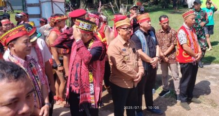 KEPALA DINAS PEMUDA, OLAHRAGA DAN PARIWISATA HADIRI RITUAL NOTONG’K DI DESA PADI KAYE – DISPORAPAR