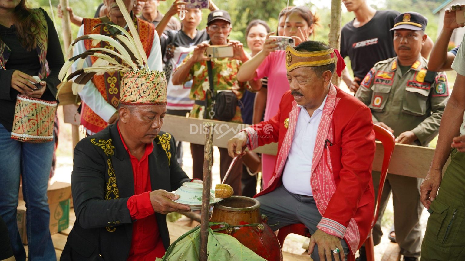 Hadiri  Penutupan Gawai Tiang Sandong di Dusun Tapang Sebeluh, Bupati Sanggau Harap Terus Dikembangkan