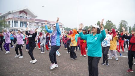 Ketua TP PKK Kab. Sanggau Ikuti Senam Jantung Sehat dan Zumba di HKG PKK ke-53 Tingkat Provinsi Kalbar