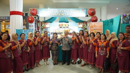 Bupati, Yohanes Ontot dan Ketua TP PKK, Ny. Yohana Kusbariah Ontot Resmi Dilantik Sebagai Ayah dan Bunda Genre Kabupaten Sanggau