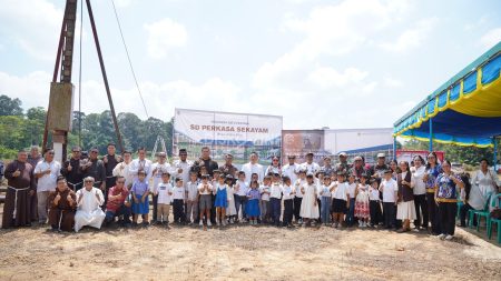 Peletakan Batu Pertama di SD Perkasa Sekayam oleh Wakil Bupati Sanggau