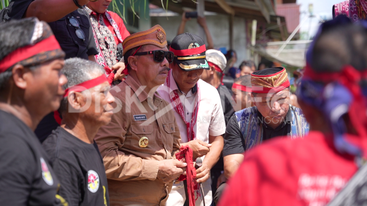 Bupati Sanggau menghadiri acara ritual Notong’k di Desa Padi Kaye Bupati Sanggau menghadiri acara ritual Notong’k di Desa Padi Kaye