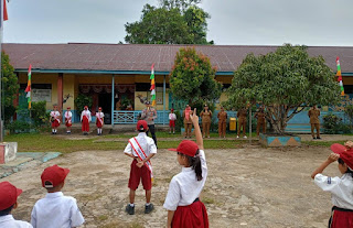 Polsek Tayan Hulu Jadi Pembina Upacara di SDN 12 Pandan Sembuat, Ajak Siswa Tolak Bullying Sejak Dini