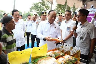 Polri Distribusikan 6 Ton   Beras Menggelar Gerakan Pasar Murah  di Madiun, Sinergi dengan Bulog Tekan Inflasi