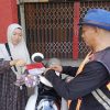 Polres Sanggau Galang Juru Parkir Bagikan 50 Bendera Merah Putih, Sambut HUT Ke-80 RI