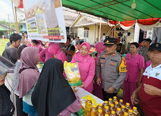Gelar Pangan Murah, Polsek Entikong Bantu Warga Dapatkan Sembako Terjangkau di HUT ke-80 RI