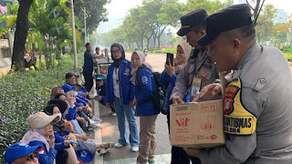 Humanis, Polisi Bagikan Air Pada Massa Aksi Unjuk Rasa di DPR