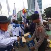 Aksi Simpatik, Polisi Bagikan Air Mineral dan Roti kepada Buruh di Depan DPR/MPR