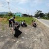 Gotong Royong Jaga Kebersihan, Forkopimcam Sekayam Gelar Kerja Bhakti di Balai Karangan