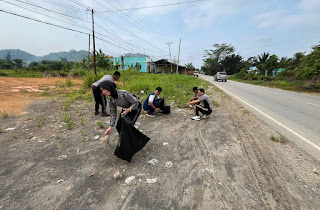Gotong Royong Jaga Kebersihan, Forkopimcam Sekayam Gelar Kerja Bhakti di Balai Karangan
