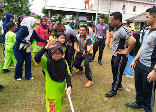 Polsek Entikong Gelar Lomba Tradisional Bersama Siswa Sekolah Dasar