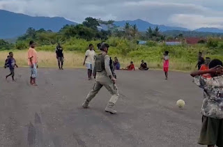 Satgas Ops Damai Cartenz Sambangi Kampung Apom Kiwirok, Salurkan Bantuan Bibit Tanaman dan Alat Tulis