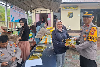 Polsek Kapuas Gelar Gerakan Pangan Murah, Ratusan Sembako Ludes Diserbu Warga