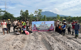 Polsek Toba Bersama Petani Tanam Jagung di Demplot 4, Dorong Ketahanan Pangan di Sanggau