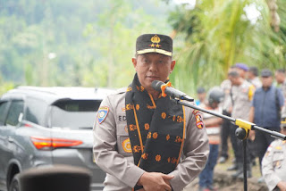 Bantuan Kemanusiaan Polri Tiba di Mauponggo, Disambut Antusias Warga dan Bupati