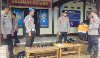 Kapolsek Tayan Hilir Pimpin Pengecekan Senpi dan Kendaraan Dinas, Pastikan Kesiapan Operasional