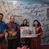 Bupati Sanggau Yohanes Ontot menutup pameran pembangunan 2025