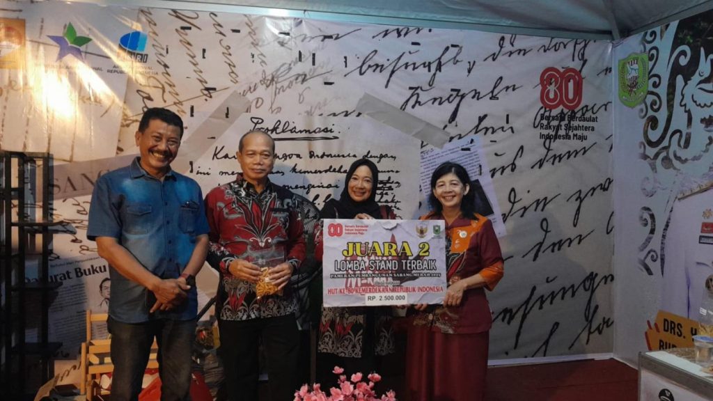 Bupati Sanggau Yohanes Ontot menutup pameran pembangunan 2025