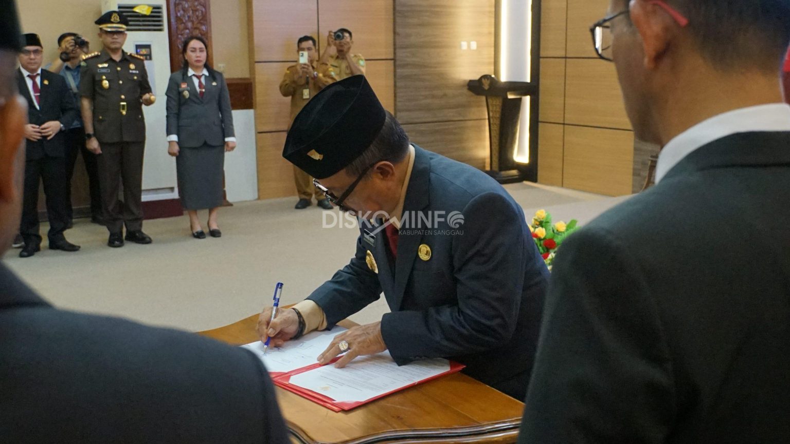Bupati Sanggau Lantik Drs. Aswin Khatib, M.Si sebagai Sekretaris Daerah