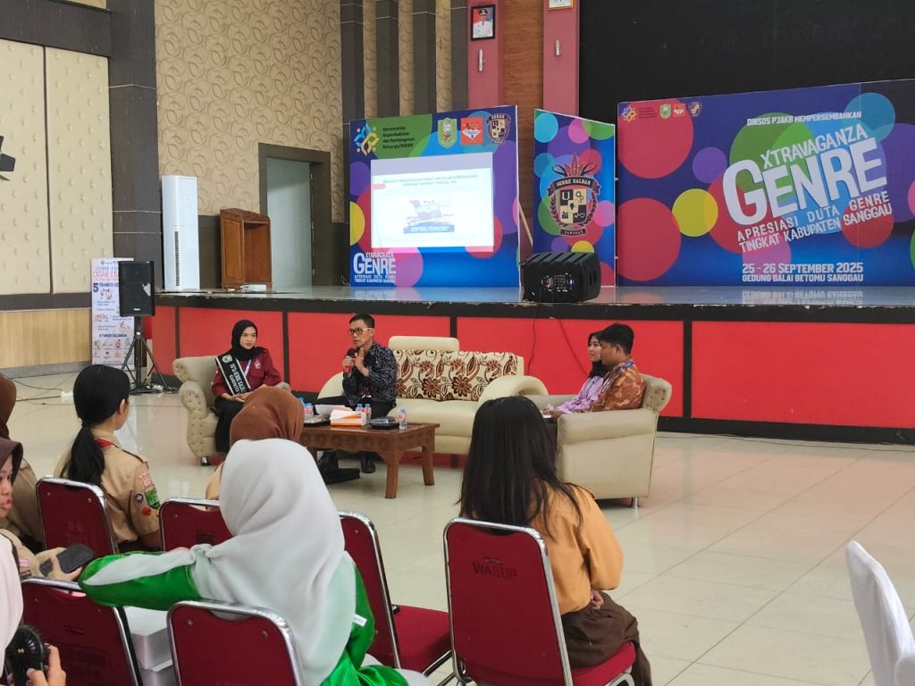 Kadis Porapar memberikan materi kepada peserta GenRe Xtravaganza di Aula Gedung Balai Betomu. Jumat 26 Sept 2025 – DISPORAPAR