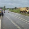 Jalan Licin dan Mengantuk, Sopir Truk Alami Kecelakaan di Kenaman Sekayam