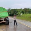 Truk Bermuatan Semen Tumbang Usai Tabrakan dengan Mobil di Parindu, Dua Orang Luka Ringan