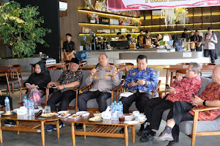 Jumat Curhat, Kapolda Kalbar: Polri Siap Hadir Tangani Permasalahan Masyarakat, Termasuk Isu Ketenagakerjaan Jumat Curhat, Kapolda Kalbar: Polri Siap Hadir Tangani Permasalahan Masyarakat, Termasuk Isu Ketenagakerjaan