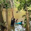 Gotong Royong Polsek Sekayam dan Warga Pulihkan Jembatan Sungai Pos, Wujud Nyata Kepedulian Sosial