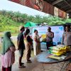 Polres Sanggau Gelar Gerakan Pangan Murah di Desa Penyeladi, Wujud Kepedulian pada Ketahanan Ekonomi Warga