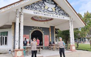 Sinergi Polsek Entikong dan Jemaat Gereja St. Fransiskus Asisi, Ibadah Minggu Berjalan Lancar dan Aman