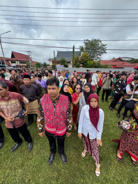 Dinas Kearsipan dan Perpustakaan turut berpatisipasi dalam Upacara Peringatan Hari Sumpah Pemuda ke-97 yang diselenggarakan di halaman Kantor Bupati Sanggau, Selasa (28/10/2025).