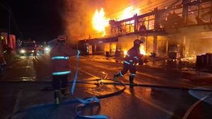 KEBAKARAN  RUKO BODOK, PARINDU – TIM GABUNGAN BERGERAK CEPAT PADAMKAN API – BADAN PENANGGULANGAN BENCANA DAERAH