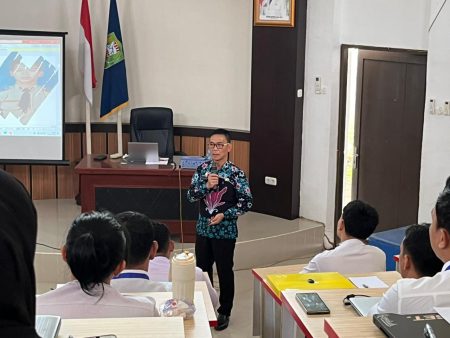 Kadis Porapar memberikan materi Pelarihan Dasar CPNS Golongan II dan III di Lingkungan Pemerintah Kabupaten Sanggau Tahun 2025 – DISPORAPAR