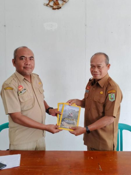 Kecamatan Tayan Hulu Serahkan Koleksi Buku National Geographic ke Dinas Kearsipan dan Perpustakaan Kabupaten Sanggau