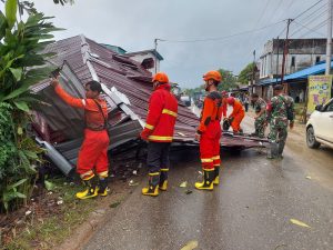 RESPON CEPAT BPBD KABUPATEN SANGGAU TERHADAP KEJADIAN ANGIN KENCANG DI KELURAHAN TANJUNG KAPUAS – BADAN PENANGGULANGAN BENCANA DAERAH
